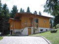 Holzfassade mit Topf- und Deckelschalung