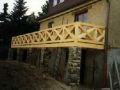 Balkon aus Brettschichtholz mit Streben-Fachwerkgeländer