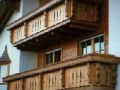 Holzbalkon mit Geländer in bayerischer Optik